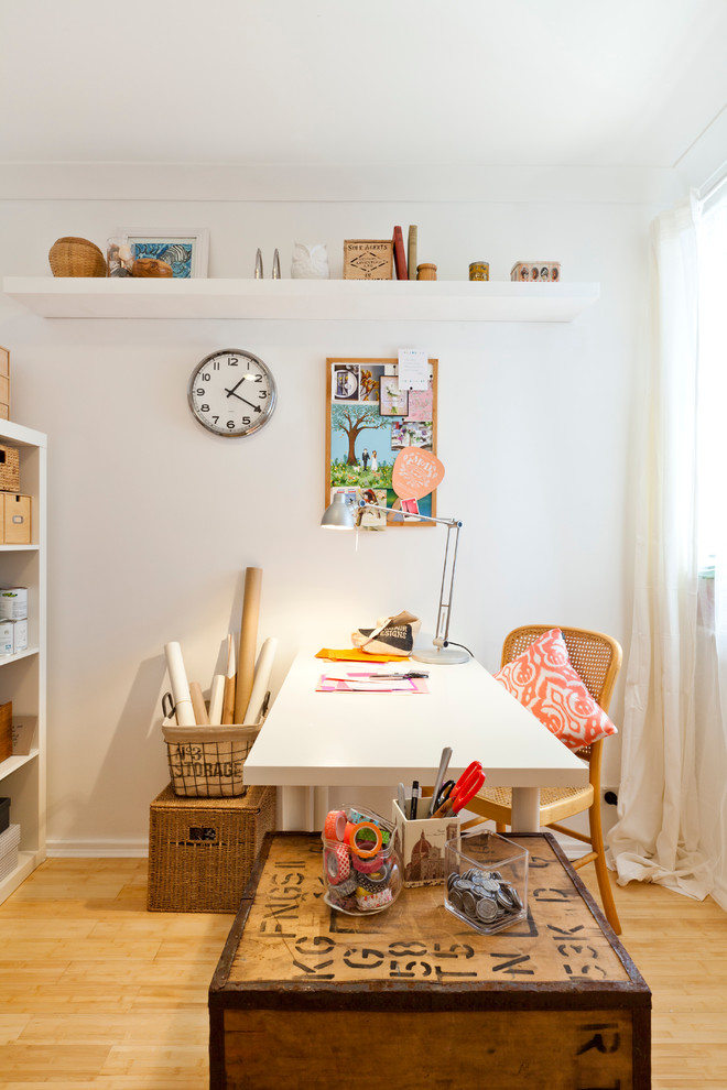 Home Office Eclectic design ideas with Splendid chair caning clock (en anglais)