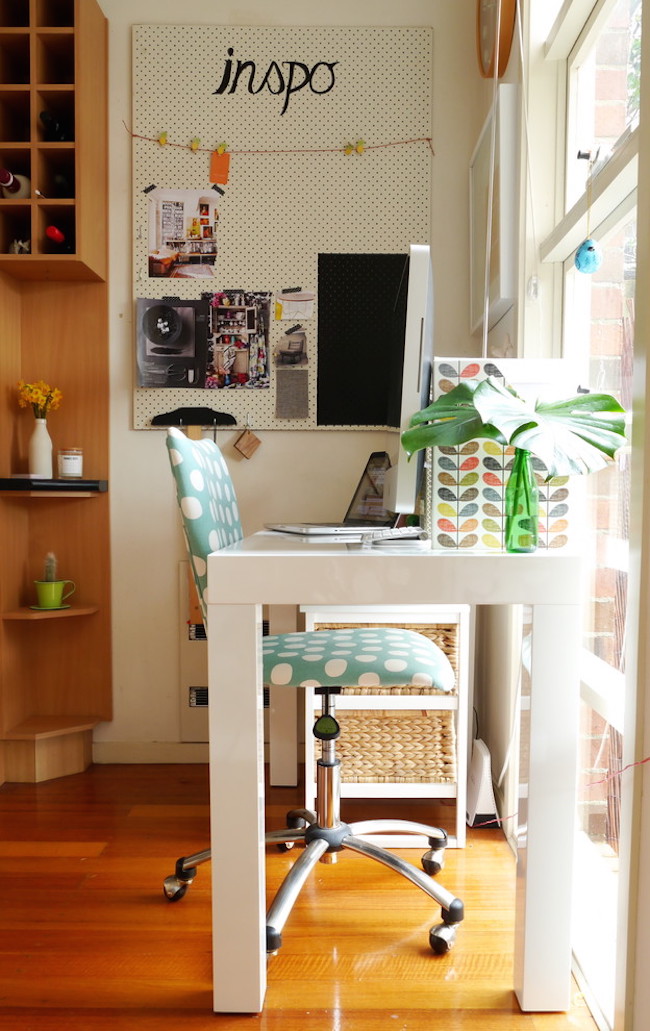 Bureau à domicile éclectique avec œuvre d'art asiatique chaise noire