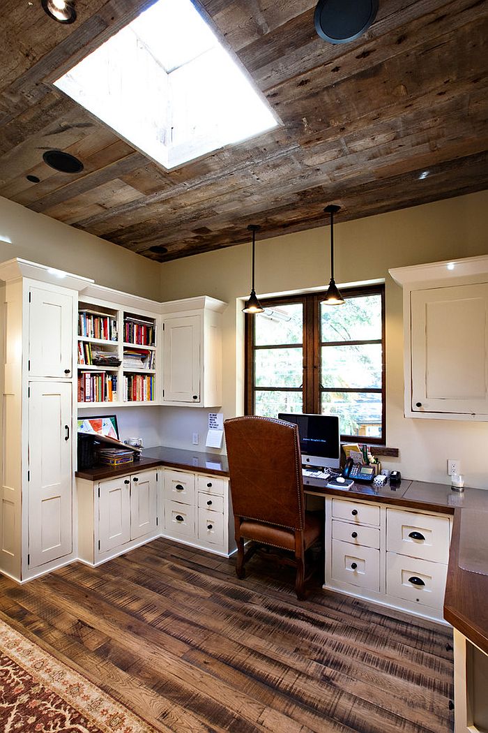 La conception du plafond ajoute au style du bureau à domicile rustique.