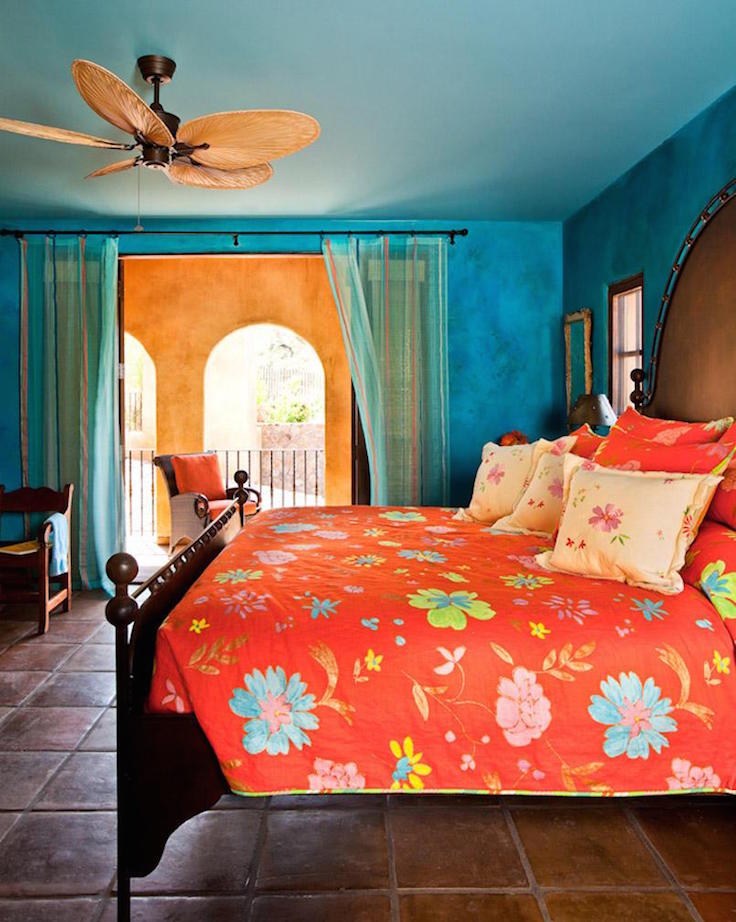 Idée de rideau bleu pour une chambre à coucher tropicale brillante