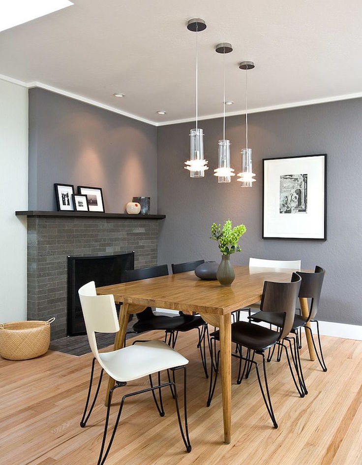 Conception d'une salle à manger contemporaine, chaises élégantes et superbes couleurs de peinture de fond grises