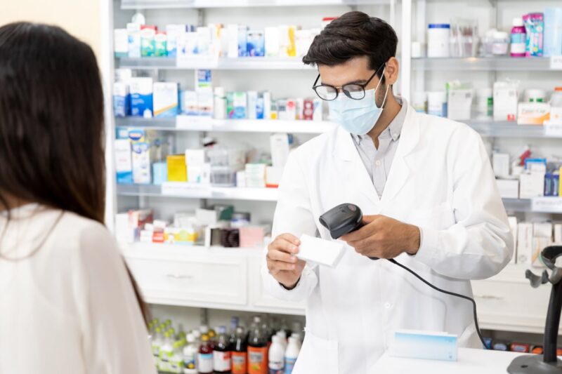pharmacien scannant le code-barres d'un médicament