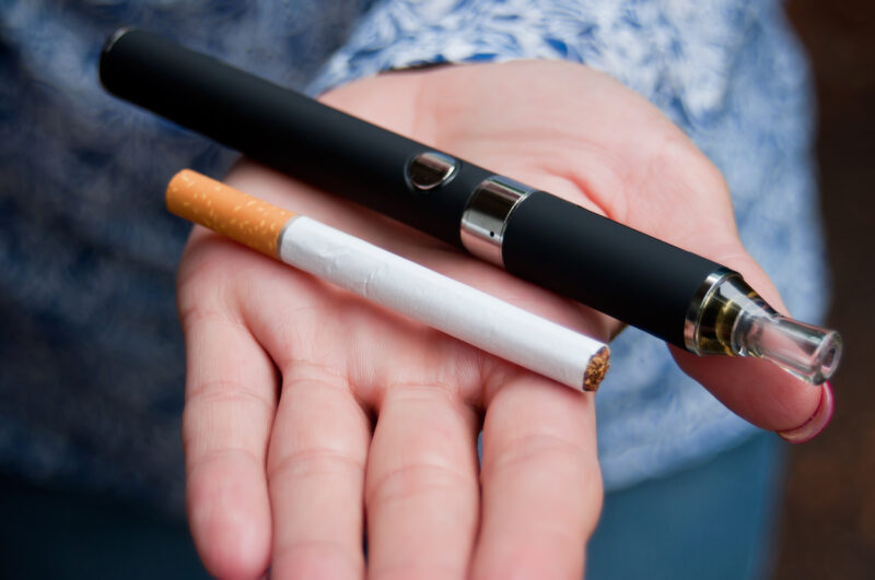 gros plan de la main d'une femme avec une e-cigarette