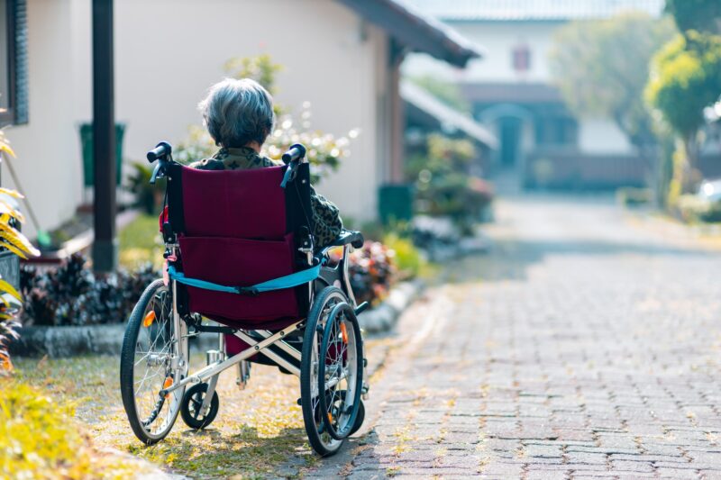 Personne âgée en fauteuil roulant