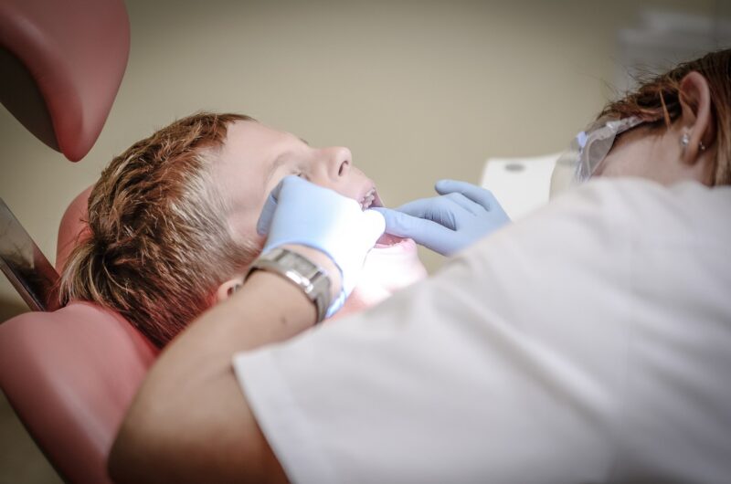 Examen dentaire d'un enfant