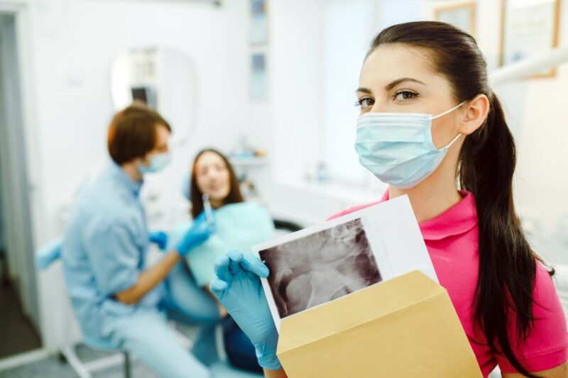 femme assistante dans un cabinet dentaire